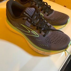 Brooks glycerin 19. Has maybe 12 miles on them